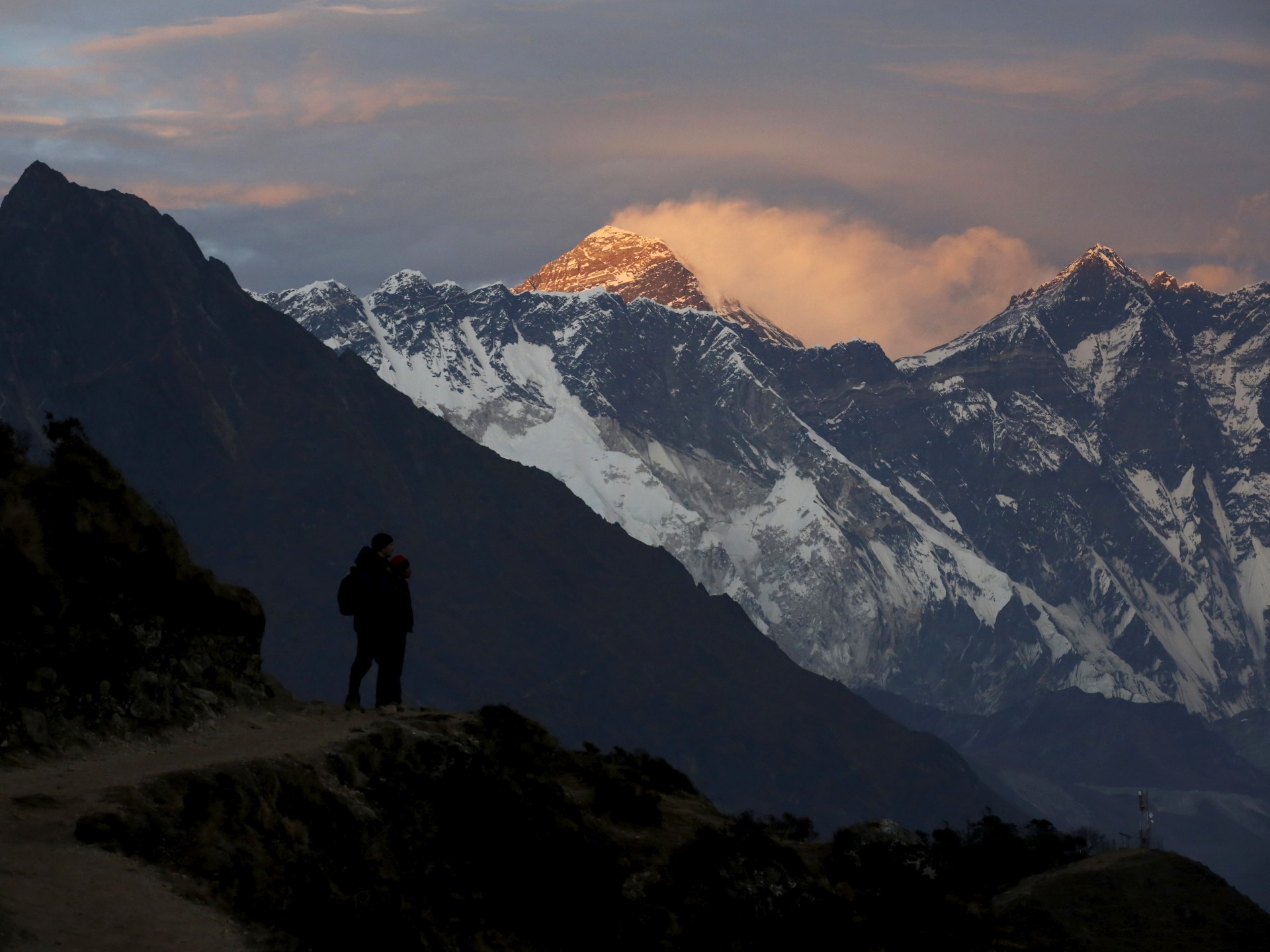 Lenkų alpinistas pirmasis pasaulyje nusileido slidėmis nuo Everesto be deguonies