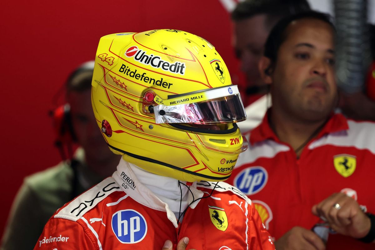 Lewisas Hamiltonas neigia gandus dėl pokyčių „Ferrari“ komandoje