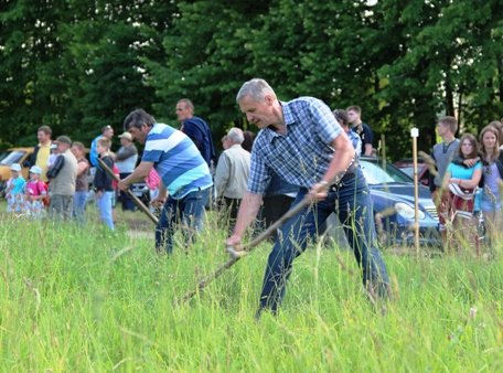 Rupkalvių pievose paaiškėjo geriausi šienpjoviai