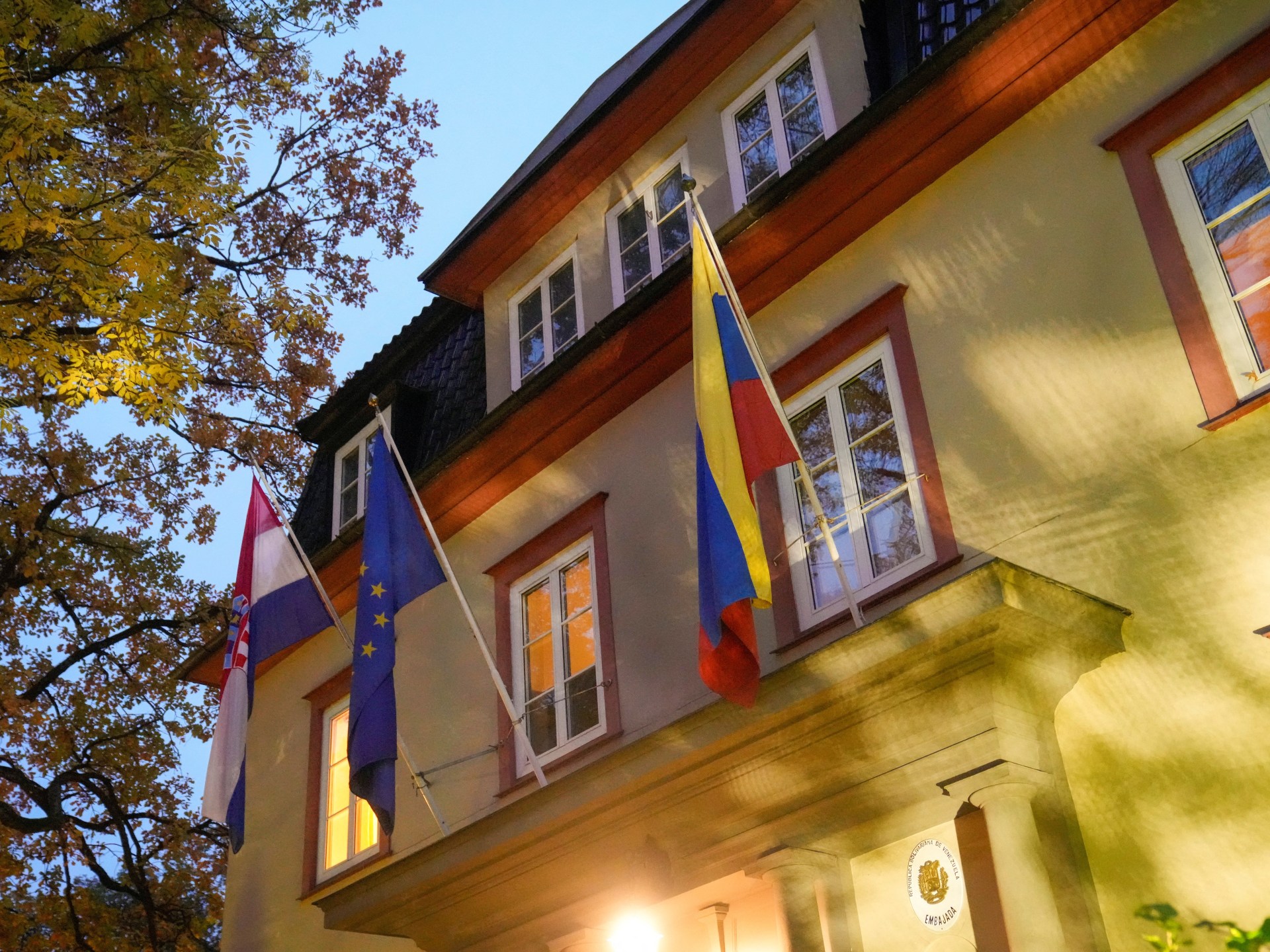 Venesuela uždaro ambasadas Norvegijoje ir Australijoje po opozicijos lyderės Nobelio premijos