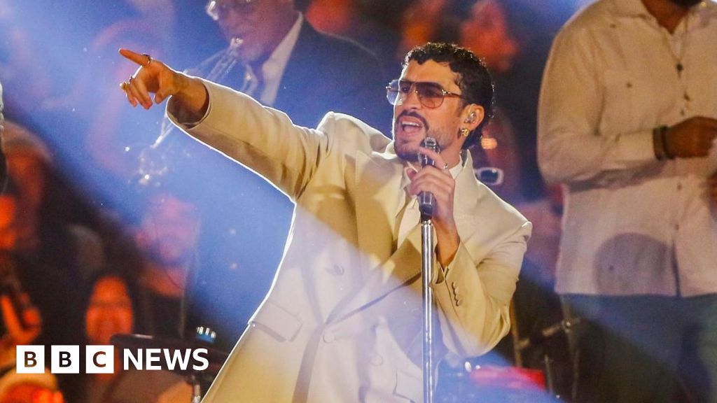 Bad Bunny pasirodymas „Super Bowl“ finale kursto politines aistras JAV