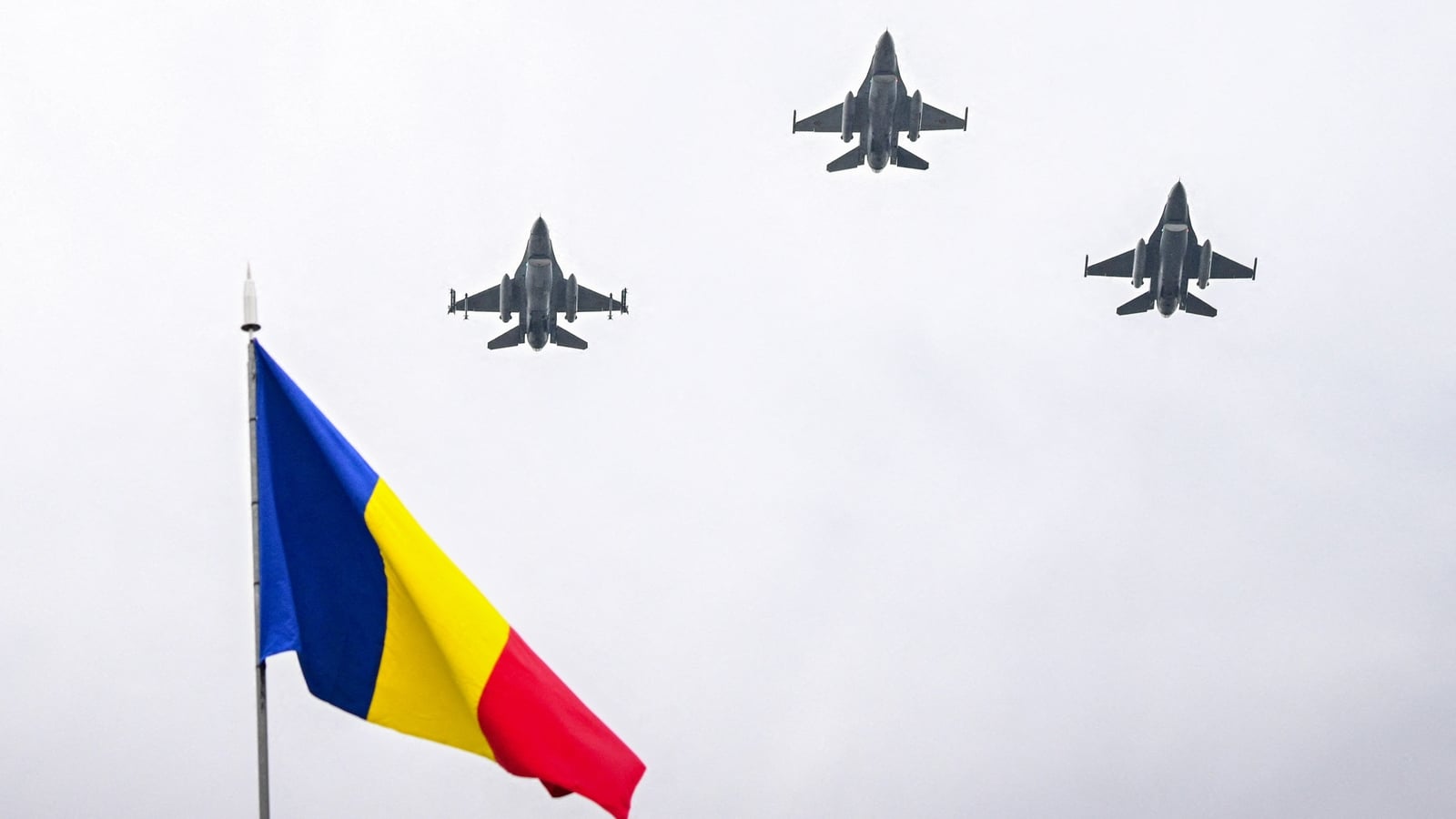 Rumunijos naikintuvas Juodojoje jūroje sunaikino sprogmenimis prikrautą droną