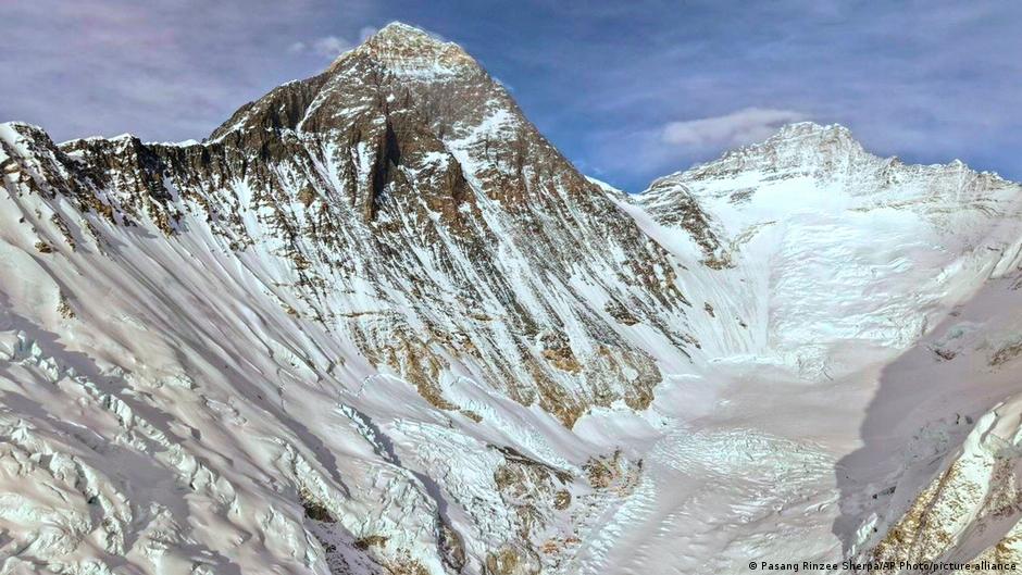 Nepalo alpinistai pagerino Everesto viršukalnės pasiekimo rekordus
