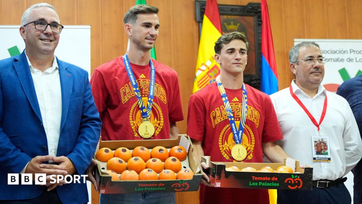 Pasaulio čempionams už pergalę įteikti kalnai pomidorų