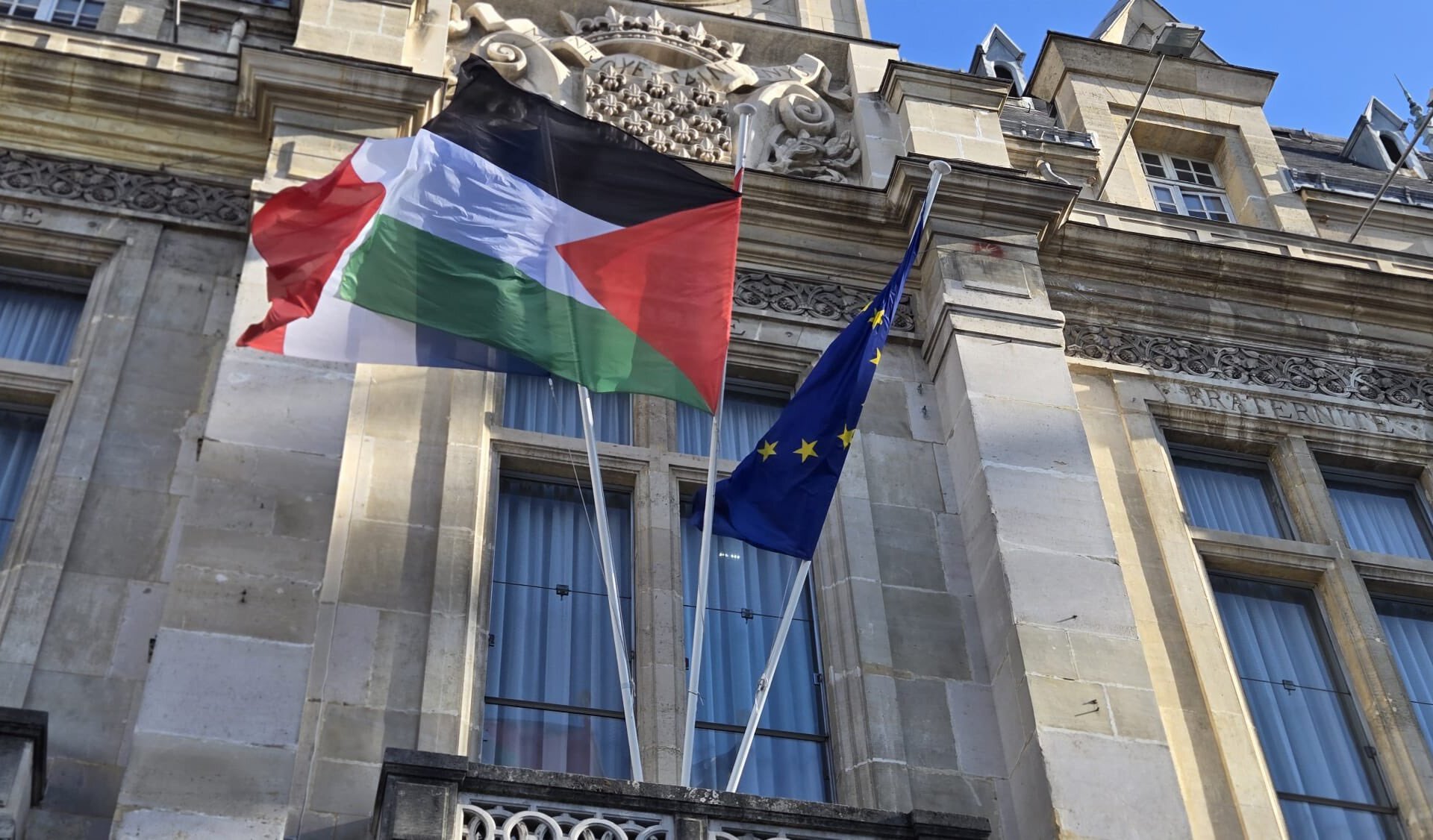 Prancūzijos merai nepaiso draudimo ir iškelia Palestinos vėliavas