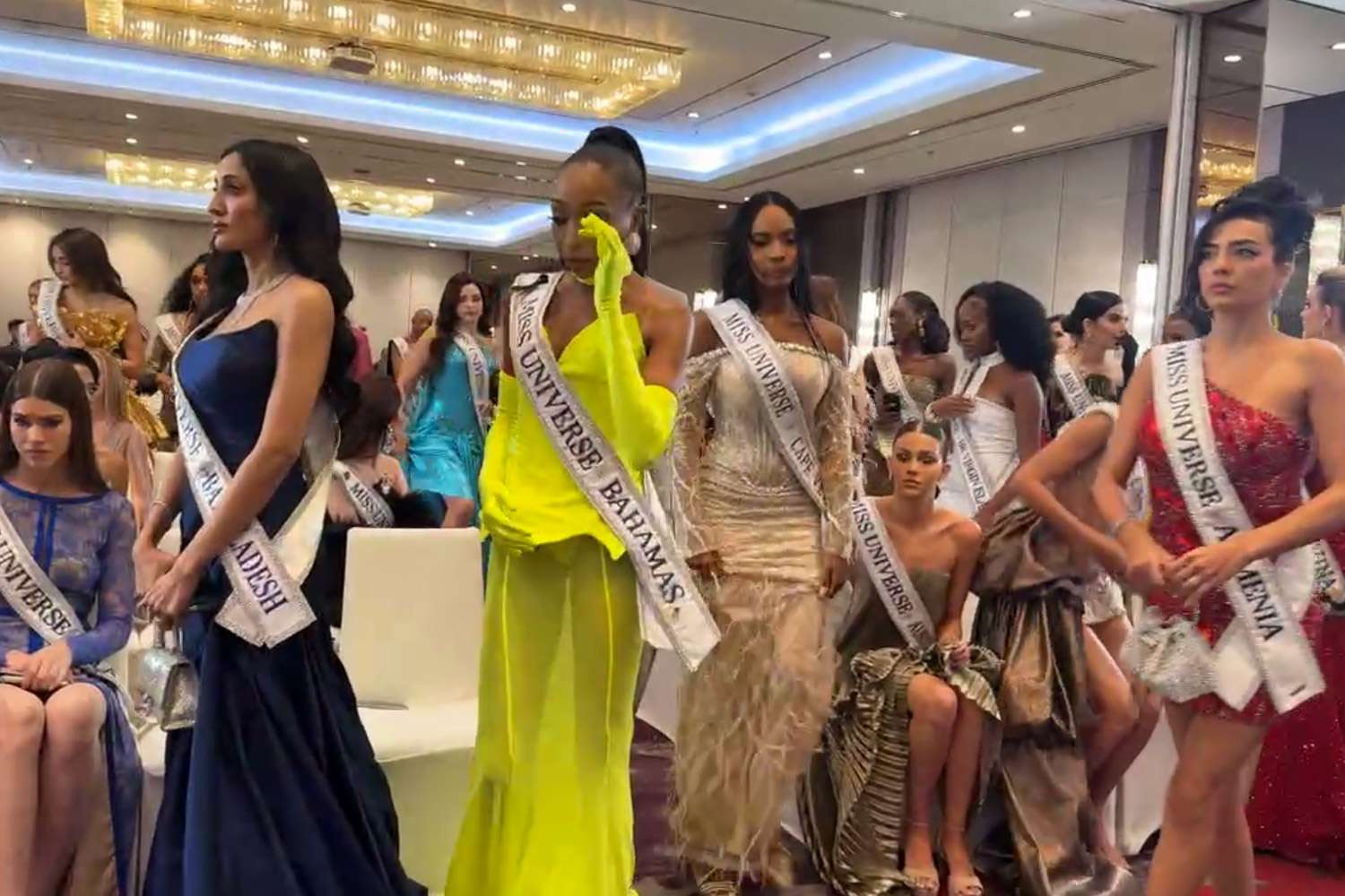„Miss Universe“ dalyvės paliko renginį po organizatoriaus konflikto su Meksikos atstove