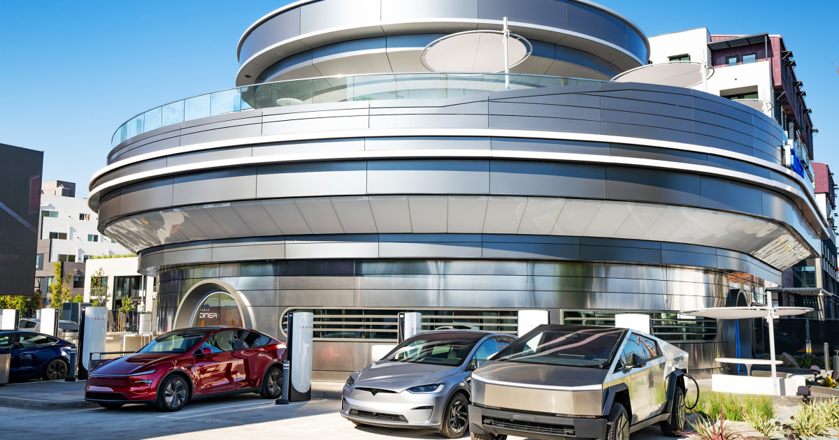E. Muskas atidarė futuristinį Tesla Diner restoraną Los Andžele