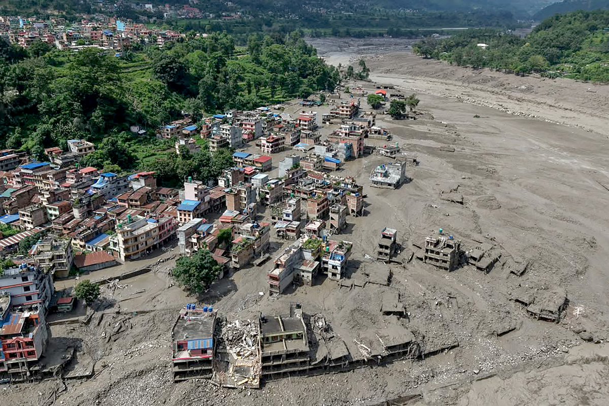 Pražūtingas potvynis Nepalo ir Tibeto pasienyje nusinešė šimtus gyvybių