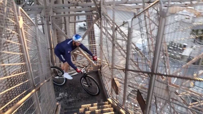 Prancūzas dviračiu užvažiavo į Eifelio bokštą ir sumušė 23 metų rekordą