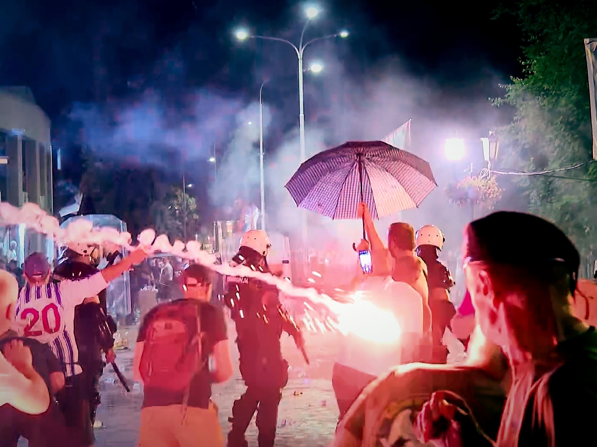 Serbijoje per antivyriausybinius protestus susirėmė valdžios šalininkai ir oponentai