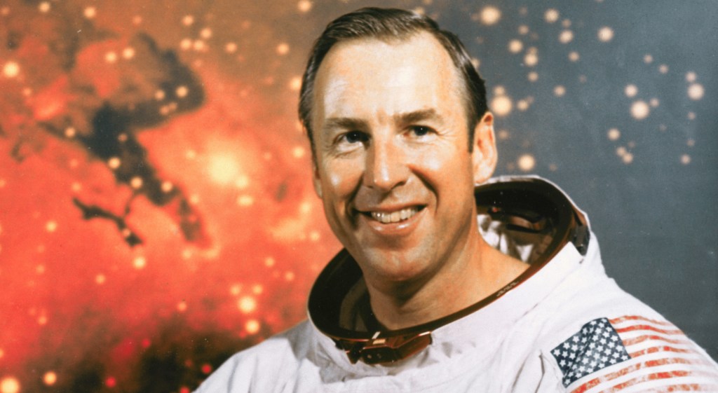 Mirė astronautas J. Lovellas, „Apollo 13“ misijos herojus