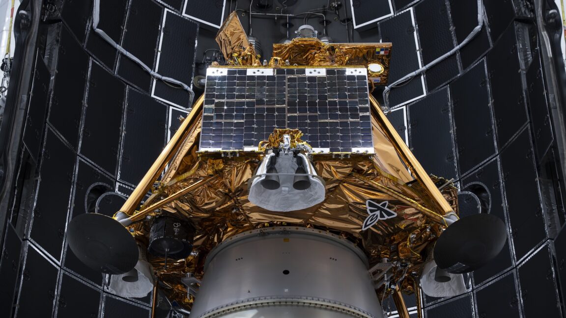 „SpaceX“ raketa sėkmingai nuskraidino du mėnuleigius